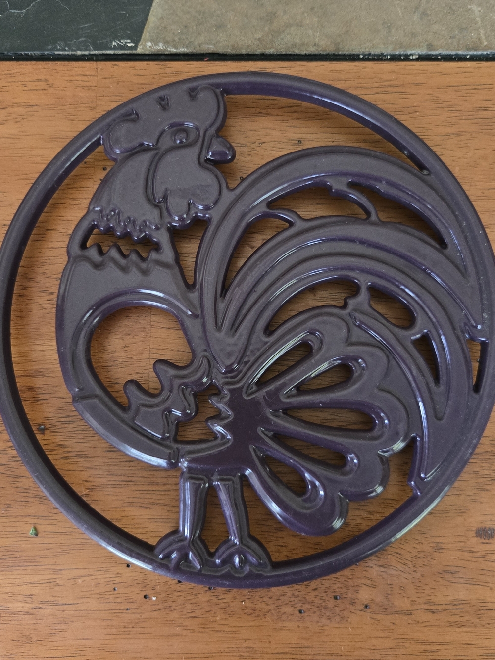 Vintage-Style Cast Iron Rooster Trivet - Deep Purple Farmhouse Decor